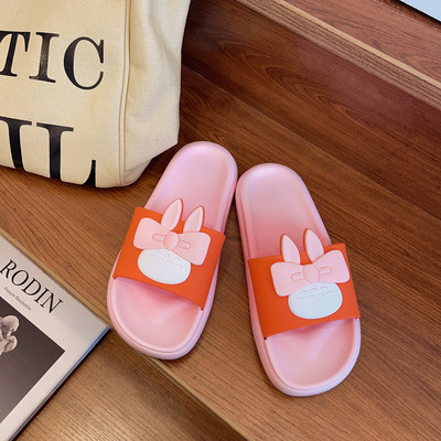 Γυναικείες λαστιχένιες παντόφλες με τρισδιάστατο στοιχείο και επίπεδη σόλα