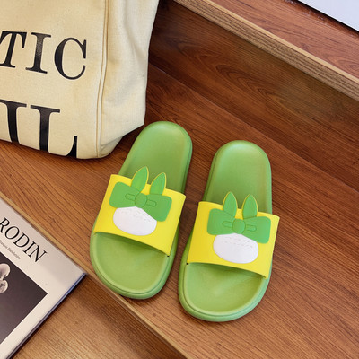 Γυναικείες λαστιχένιες παντόφλες με τρισδιάστατο στοιχείο και επίπεδη σόλα