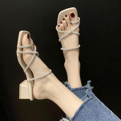 Γυναικείες παντόφλες με διακοσμητικές πέτρες και τετράγωνο τακούνι σε δύο χρώματα