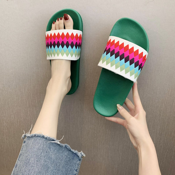 Πολύχρωμες γυναικείες σαγιονάρες