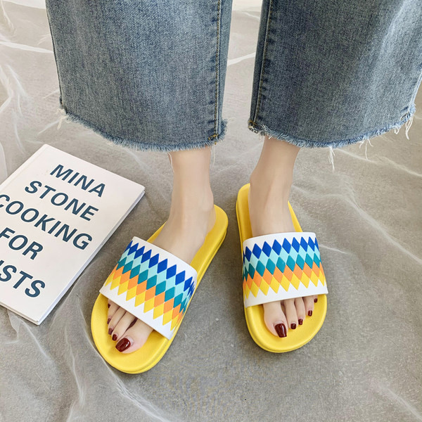 Πολύχρωμες γυναικείες σαγιονάρες