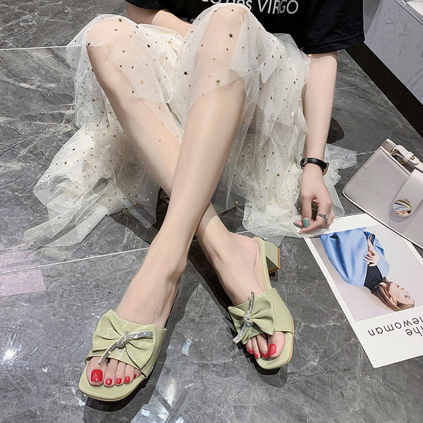 Γυναικείες έκο δερμάτινες παντόφλες με κορδέλα και τακούνι πάχους 5 cm