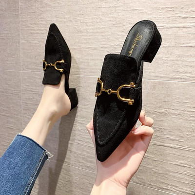 Γυναικείες καθημερινές παντόφλες με μεταλλική διακόσμηση