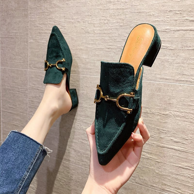 Γυναικείες καθημερινές παντόφλες με μεταλλική διακόσμηση