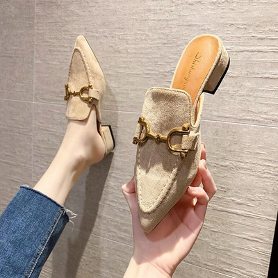 Γυναικείες καθημερινές παντόφλες με μεταλλική διακόσμηση