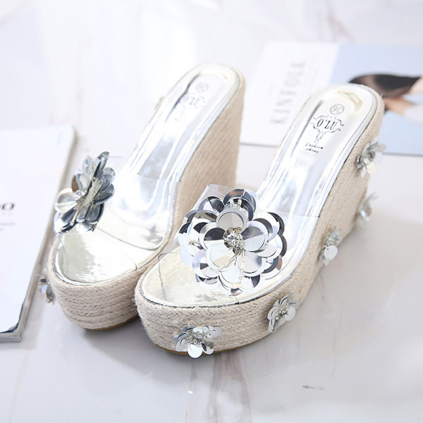 Νέο μοντέλο γυναικείες παντόφλες με τρισδιάστατο στοιχείο σε ασημί και χρυσό χρώμα