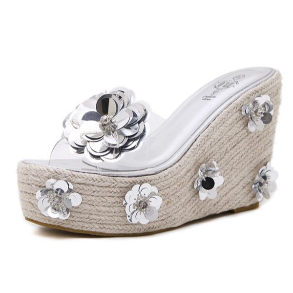 Νέο μοντέλο γυναικείες παντόφλες με τρισδιάστατο στοιχείο σε ασημί και χρυσό χρώμα