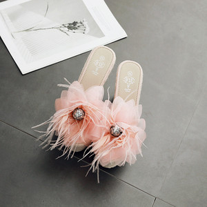 Novi model ženskih papuča sa 3D elementom i visokom platformom