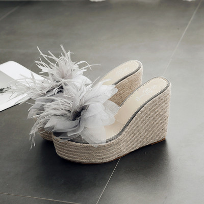 Novi model ženskih papuča sa 3D elementom i visokom platformom