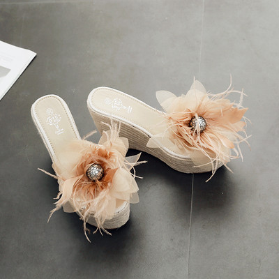 Novi model ženskih papuča sa 3D elementom i visokom platformom