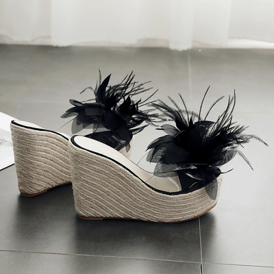 Novi model ženskih papuča sa 3D elementom i visokom platformom