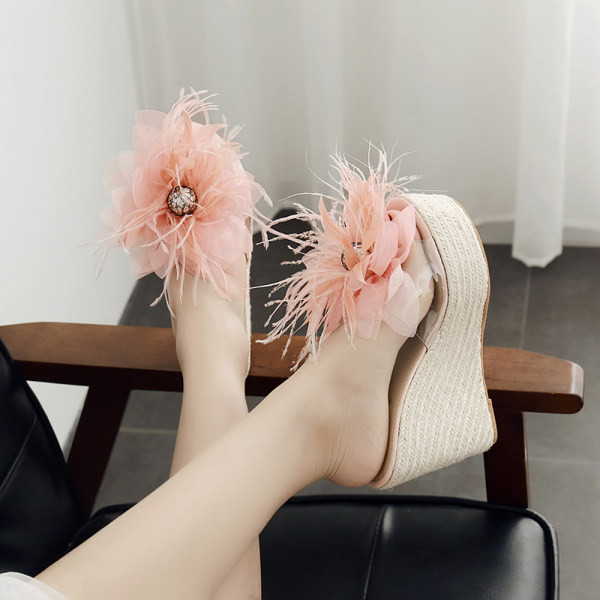 Novi model ženskih papuča sa 3D elementom i visokom platformom