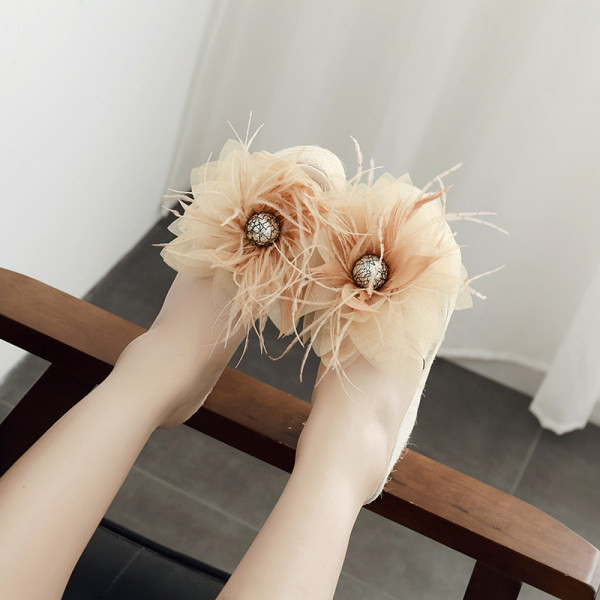 Novi model ženskih papuča sa 3D elementom i visokom platformom