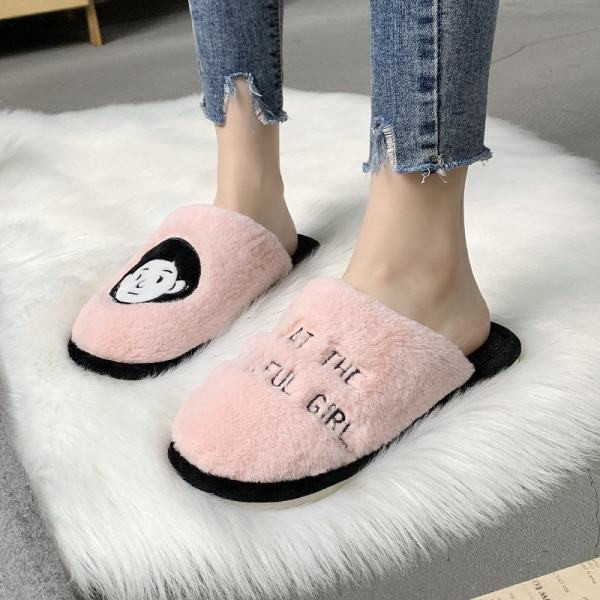 Papuci de damă din puf cu broderie