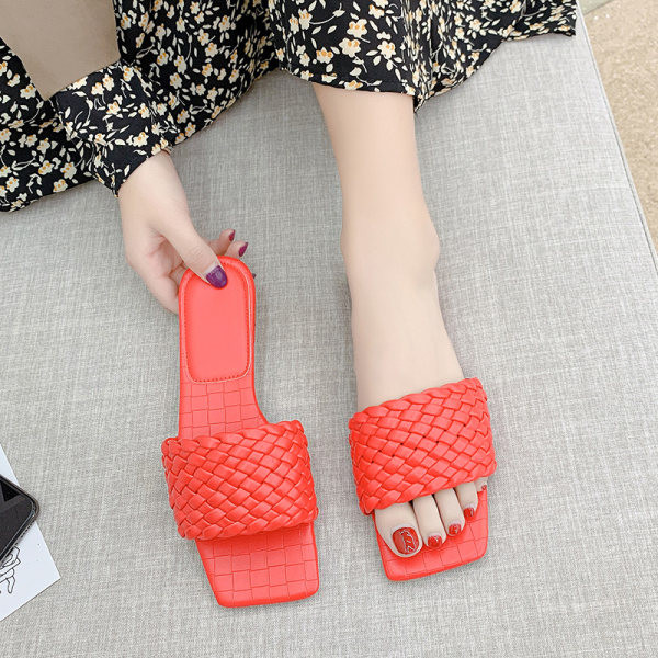 Γυναικείες παντόφλες με δερμάτινα λουράκια