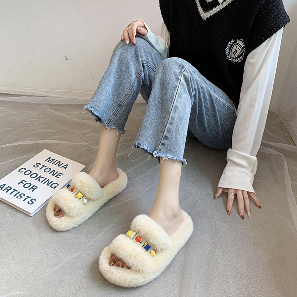 Papuci de puf pentru femei cu elemente 3D