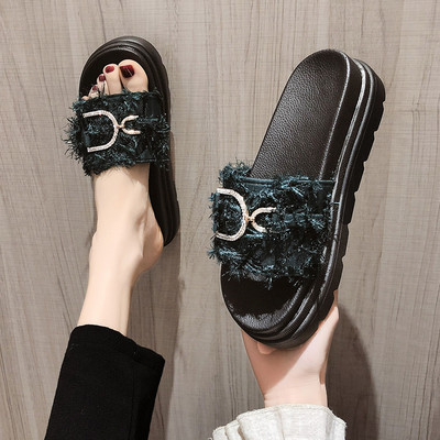 Γυναικείες παντόφλες με μεταλλική διακόσμηση σε τρία χρώματα