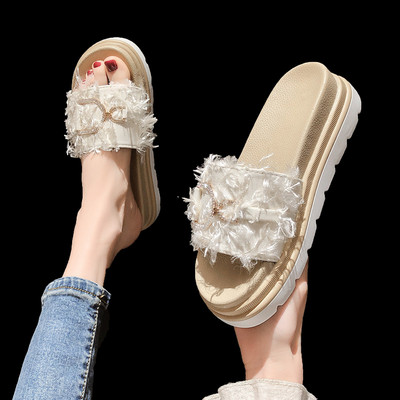 Γυναικείες παντόφλες με μεταλλική διακόσμηση σε τρία χρώματα