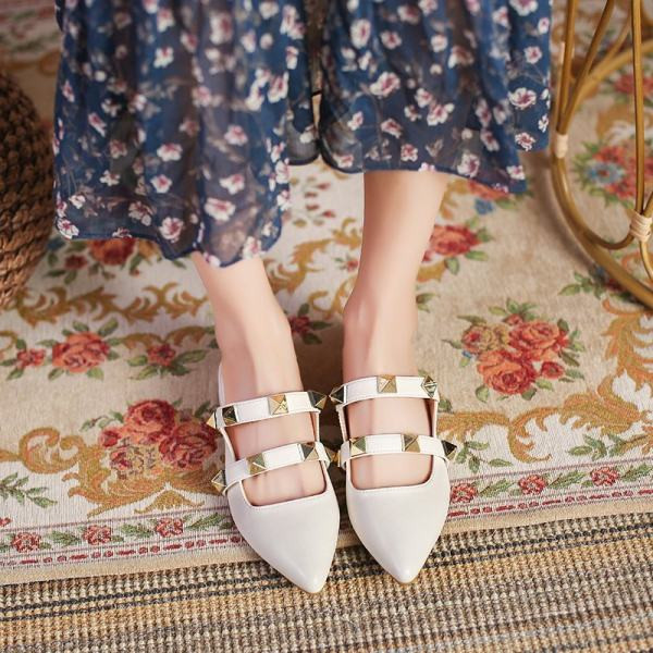 Papuci dama cu nituri si talpa plata - model ascutit