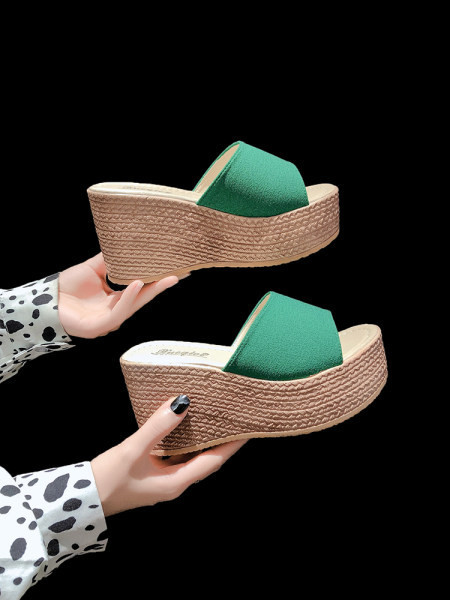 Elegantne ženske papuče s platformom u tri boje pogodne za ljeto