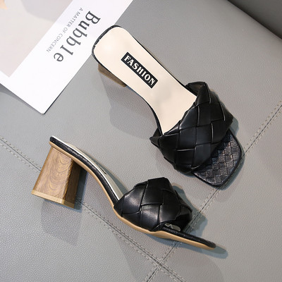 Papuci moderni de dama cu bareta din piele si toc jos