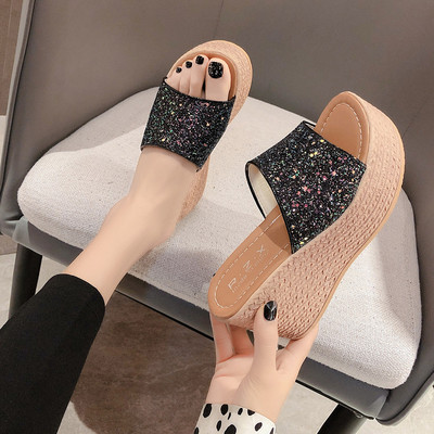 Γυναικείες casual παντόφλες με γυαλιστερό εφέ και με  πλατφόρμα