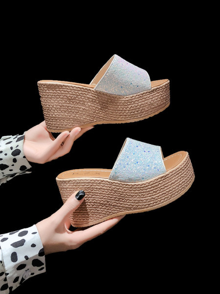 Γυναικείες casual παντόφλες με γυαλιστερό εφέ και με  πλατφόρμα