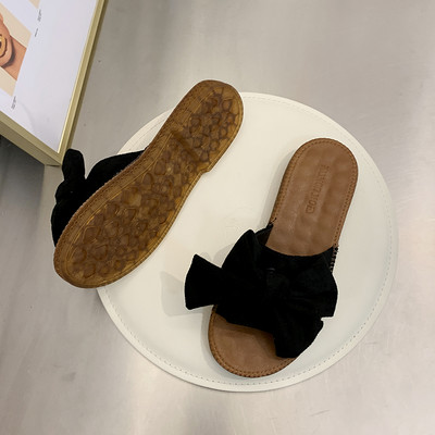 Παντόφλες με λουράκι και κορδέλα από οικολογικό σουέτ