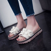 Παντόφλες μοντέρνες γυναίκες με πέρλες και επίπεδη σόλα