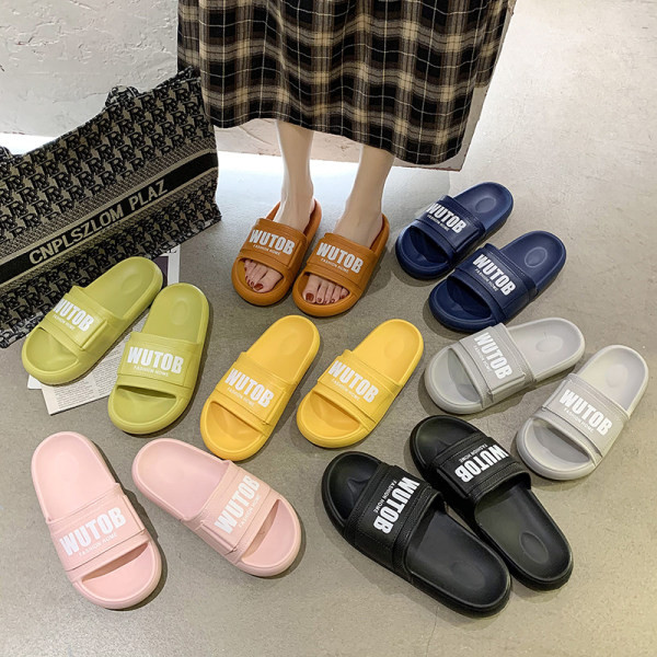 Papuci de damă cu talpă plată și inscripție