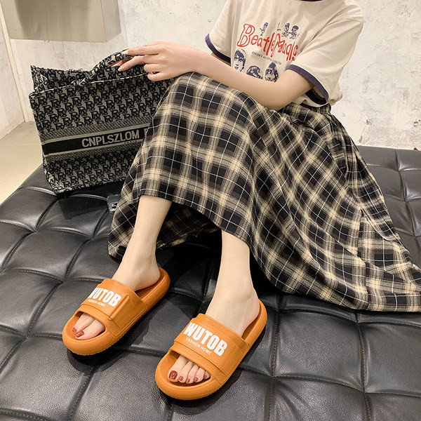 Papuci de damă cu talpă plată și inscripție