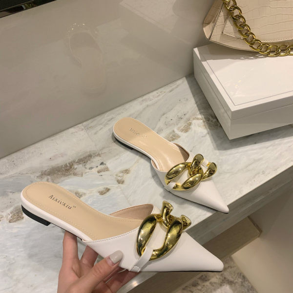 Moderne ženske cipele na špic s metalnim elementom - bijele i crne