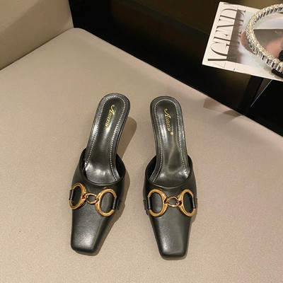 Moderne ženske cipele s metalnim elementom i petom visine 5 cm