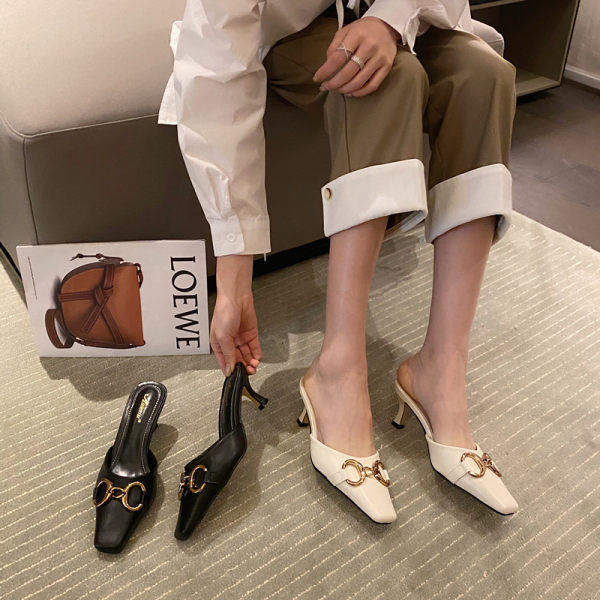 Moderne ženske cipele s metalnim elementom i petom visine 5 cm