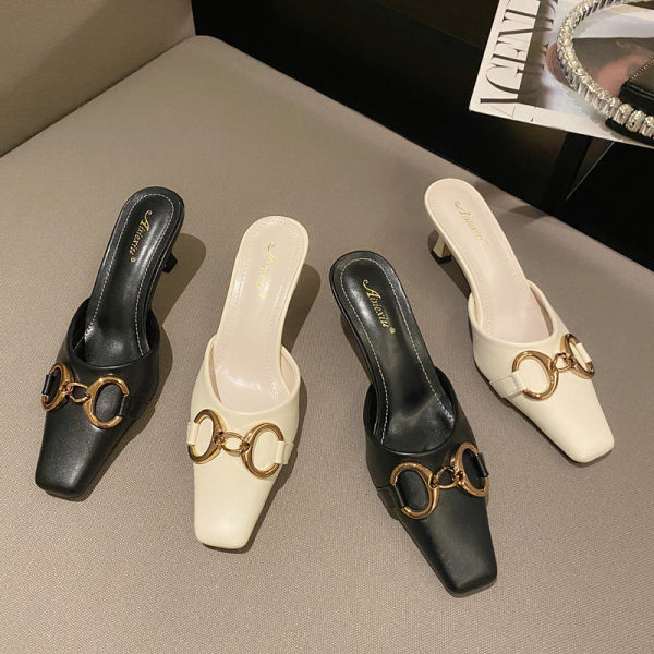 Moderne ženske cipele s metalnim elementom i petom visine 5 cm