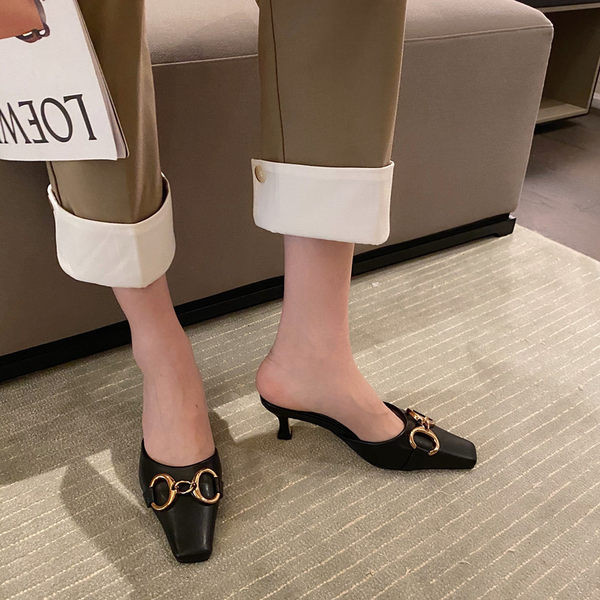 Moderne ženske cipele s metalnim elementom i petom visine 5 cm