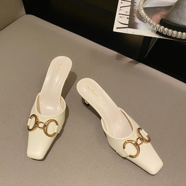 Moderne ženske cipele s metalnim elementom i petom visine 5 cm