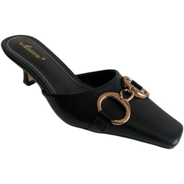 Moderne ženske cipele s metalnim elementom i petom visine 5 cm