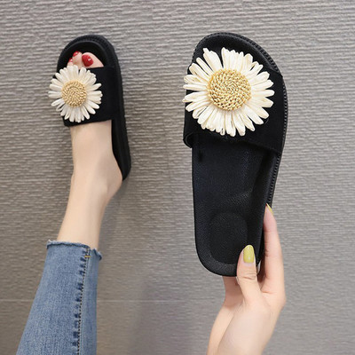 Γυναικείες casual παντόφλες με τρισδιάστατο στοιχείο σε διάφορα χρώματα