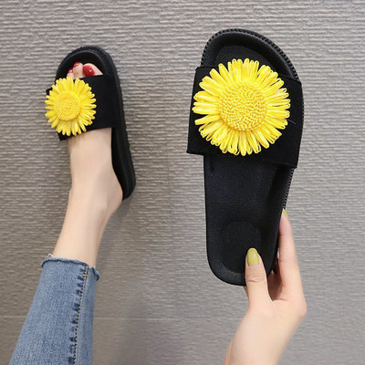 Γυναικείες casual παντόφλες με τρισδιάστατο στοιχείο σε διάφορα χρώματα