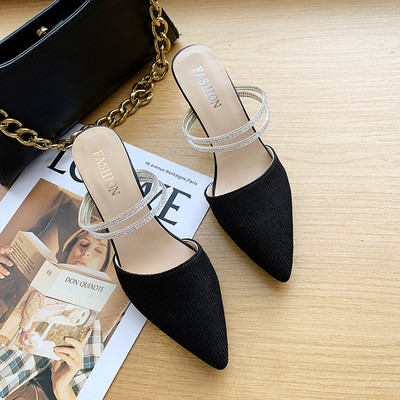 Κομψές παντόφλες με λεπτά λουράκια και διακοσμητικές πέτρες