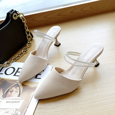 Κομψές παντόφλες με λεπτά λουράκια και διακοσμητικές πέτρες