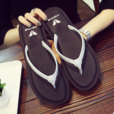 Γυναικείες σαγιονάρες με λεπτά δερμάτινα λουράκια