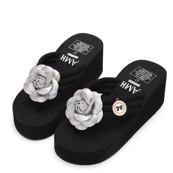 Moteriškos paplūdimio šlepetės su platforma ir 3D elementais