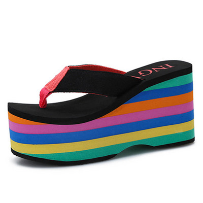 Moteriškos laisvalaikio šlepetės su aukšta platforma