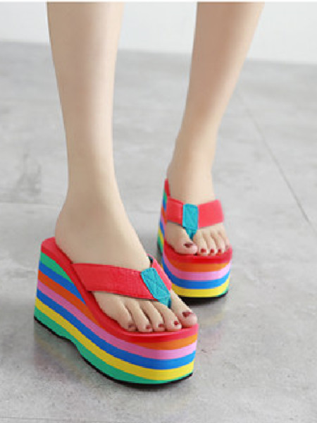 Moteriškos laisvalaikio šlepetės su aukšta platforma