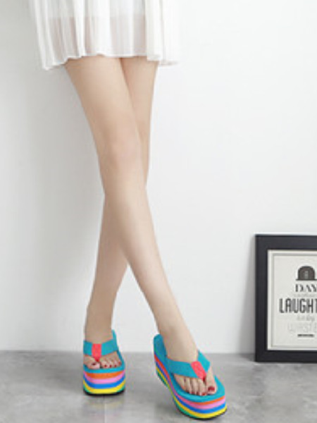 Moteriškos laisvalaikio šlepetės su aukšta platforma