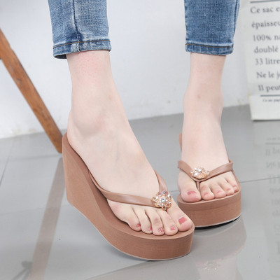 Γυναικείες παντόφλες με πλατφόρμα 10 cm και διακοσμητικές πέτρες