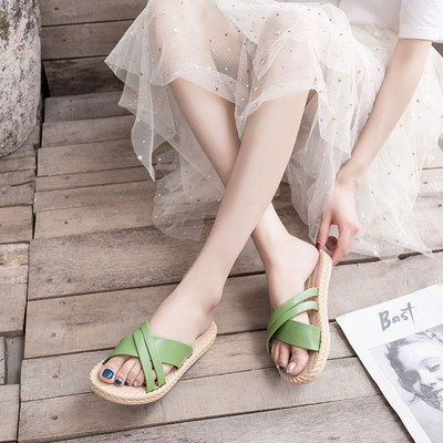 Γυναικείες παντόφλες με επίπεδη σόλα - δύο μοντέλα