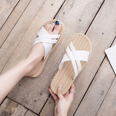 Γυναικείες παντόφλες με επίπεδη σόλα - δύο μοντέλα